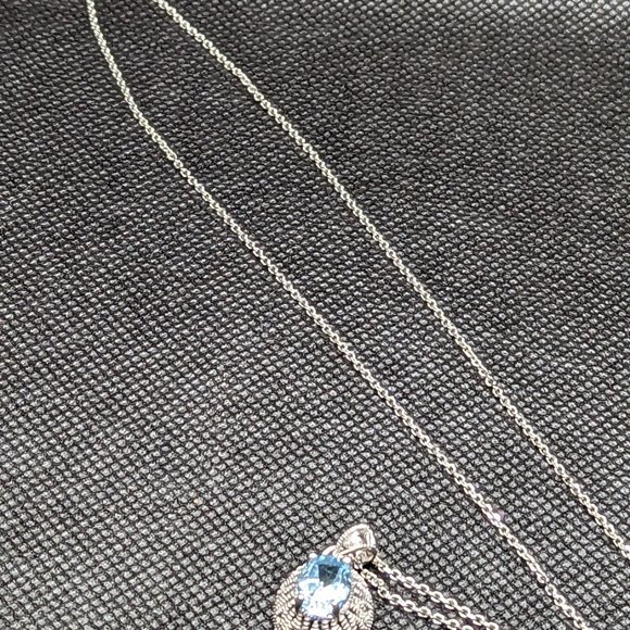 Interestingly set sky blue topaz in .925 sterling - Picture 2 of 3